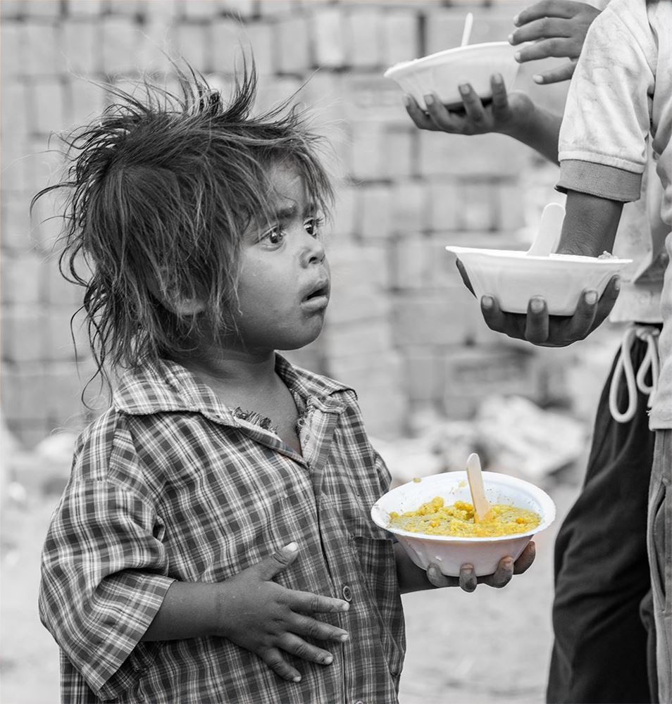 صورة تغذية الأطفال
