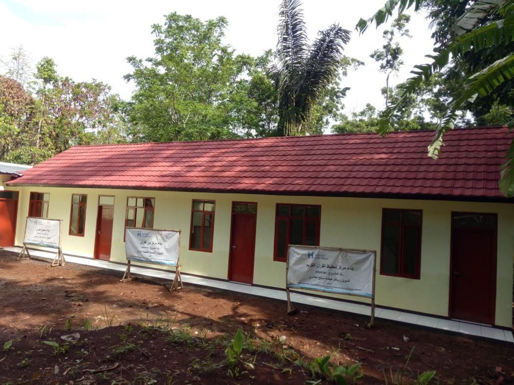 صورة بناء مدرسة صغيرة في اندونيسيا