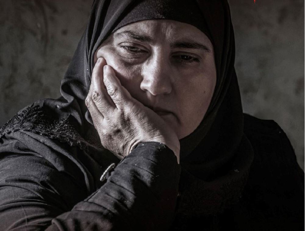 صورة أرملة سُجن ابنها الوحيد على ذمة قضية مالية