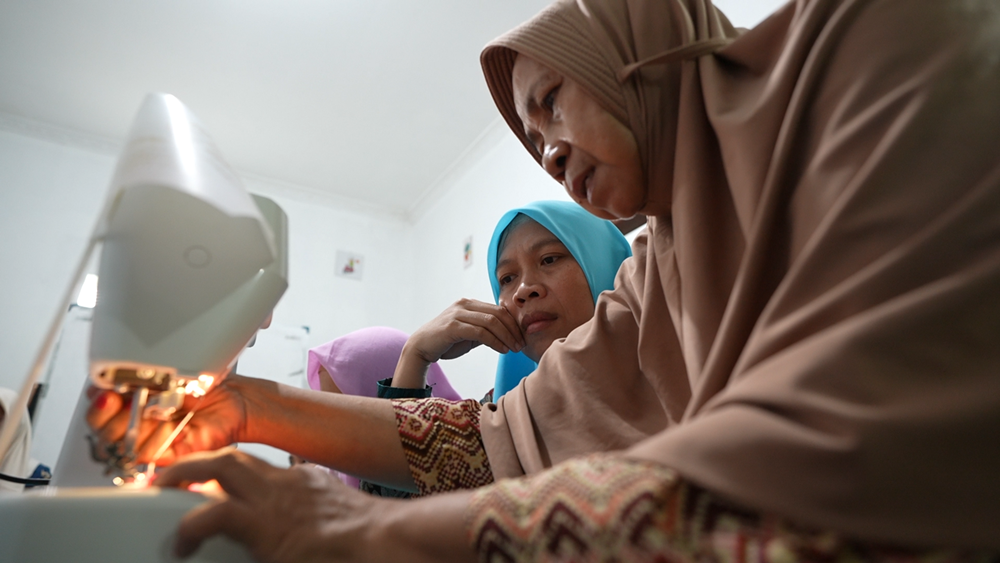 صورة إنشاء مشغل خياطة