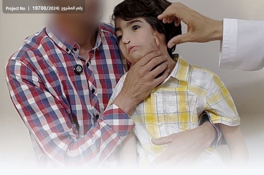 صورة إجراء عملية لعلاج تشوه بالفك والعين والأذن