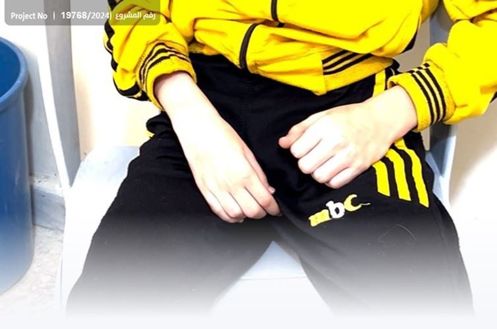 صورة طفل مريض شلل نصفي بحاجة لمساعدة علاجية ليتمكن من المشي والحركة