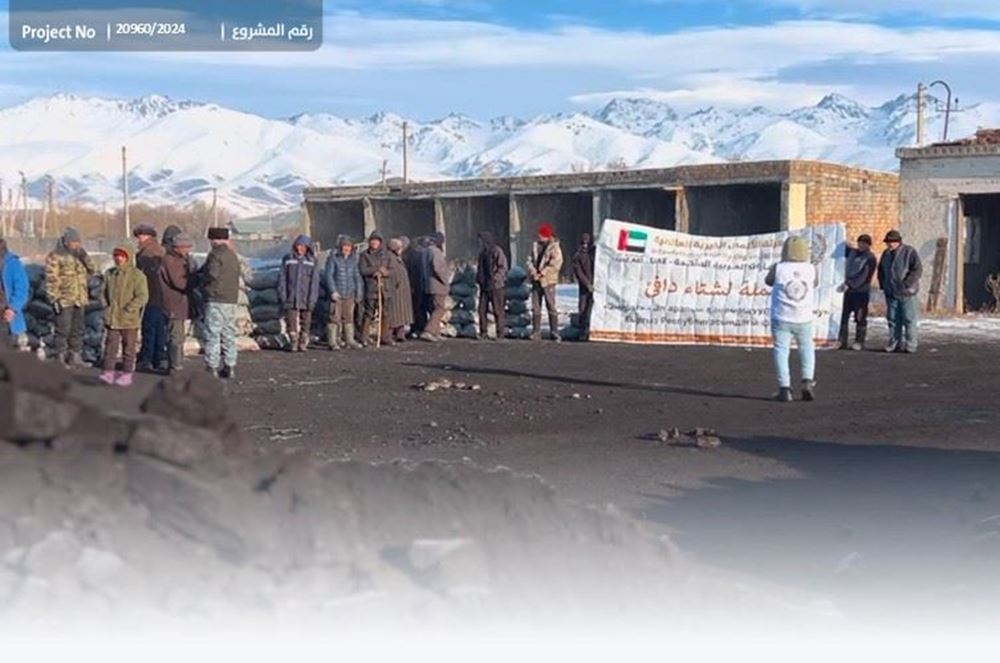 صورة توزيع الفحم الحجري على قرية فقيرة