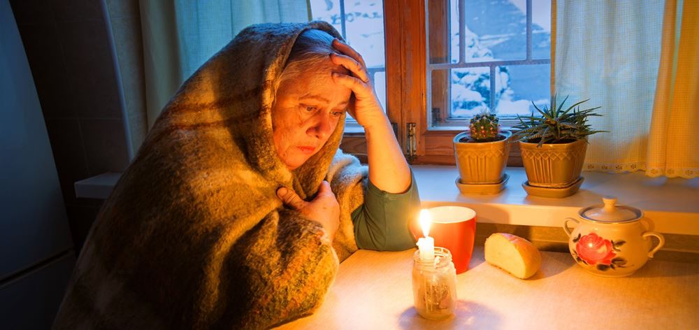 صورة أسرة تكافح للبقاء دافئة