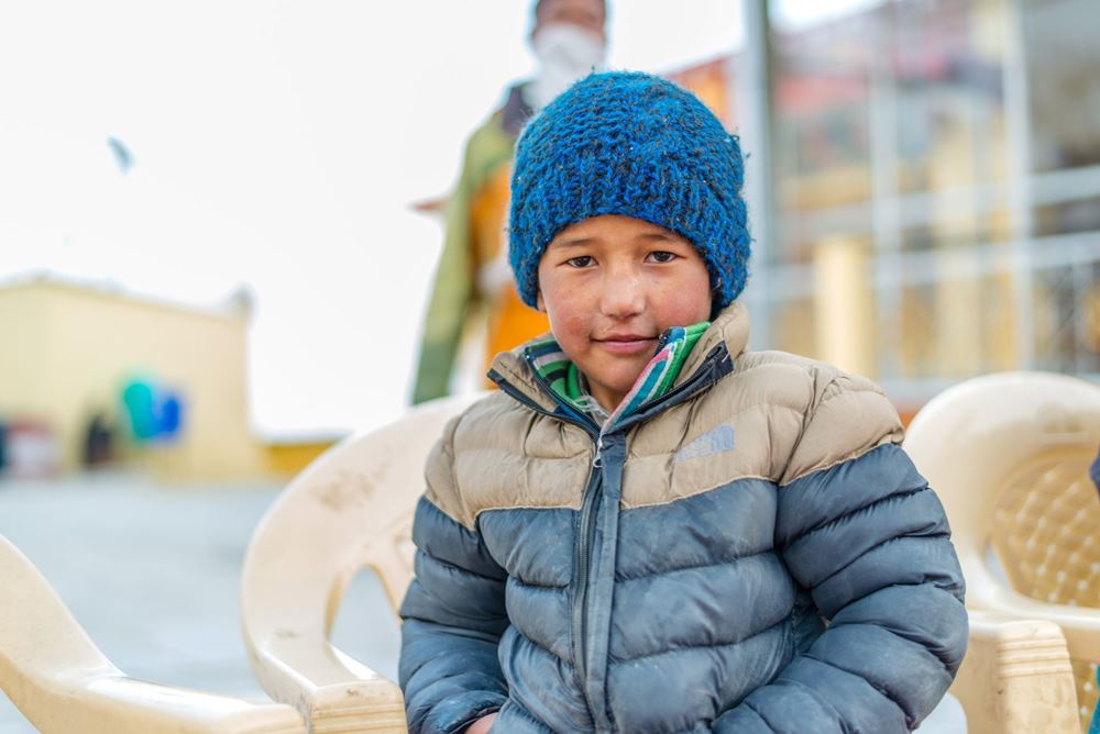 صورة أيتام في برد الشتاء