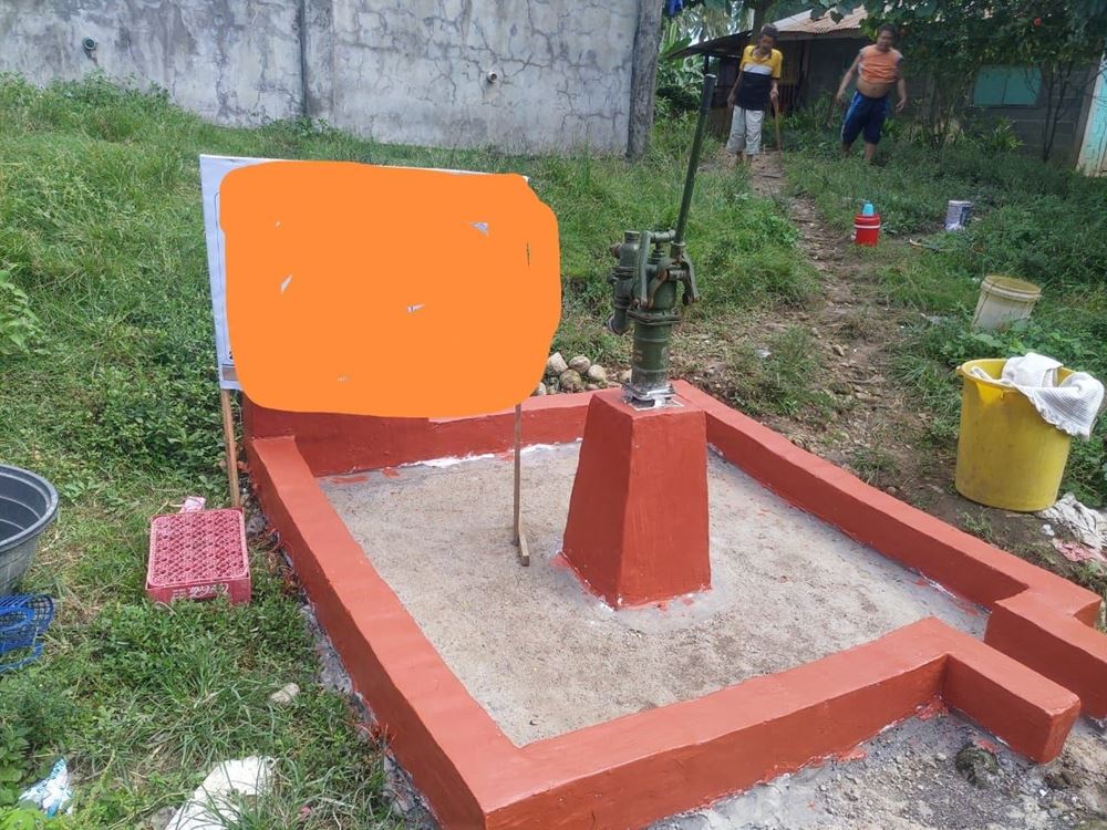 صورة بئر سطحي مزود بمضخة يدوية