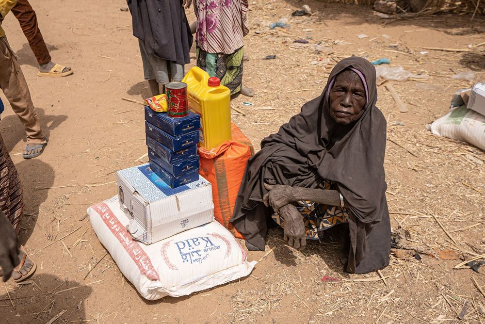 صورة طرود غذائية لأسر فقيرة