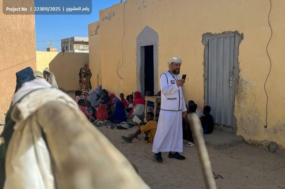 صورة مسجد لحي مزدحم بالسكان