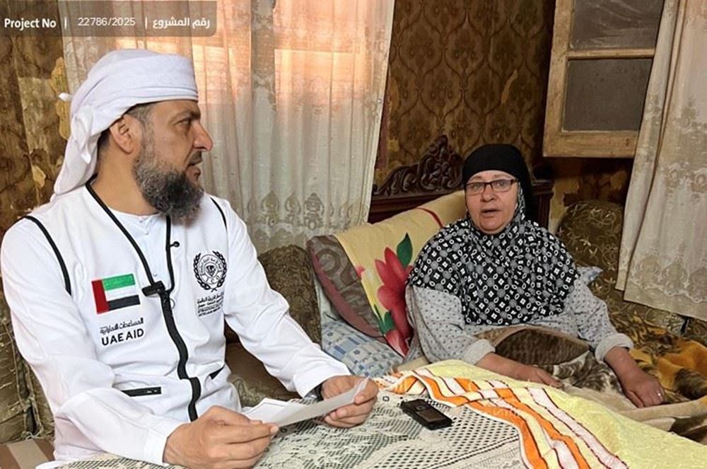 صورة أرملة مُسنّة تناشدكم لعلاجها وبناء منزل لها