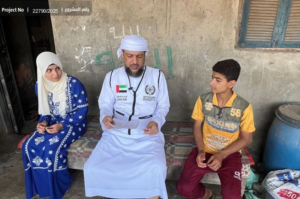 صورة سماعات لطفل وطفلة من أسرة فقيرة