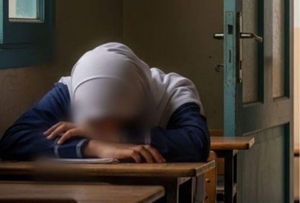 صورة مساعدة يتيمة بمصاريفها الدراسية