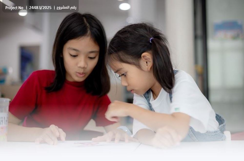 صورة ساعد يتيمتان بتأمين رسوم التعليم