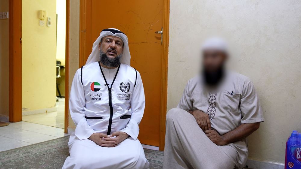 صورة أب يطلب العون لتعليم أبنائه