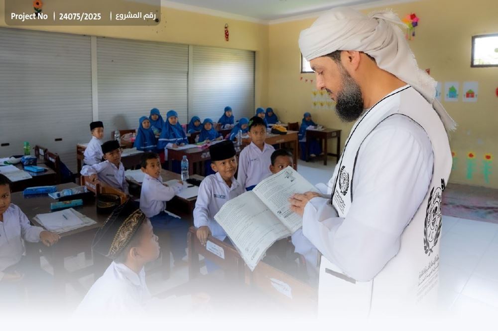 صورة أيتام ينتظرون كتبهم