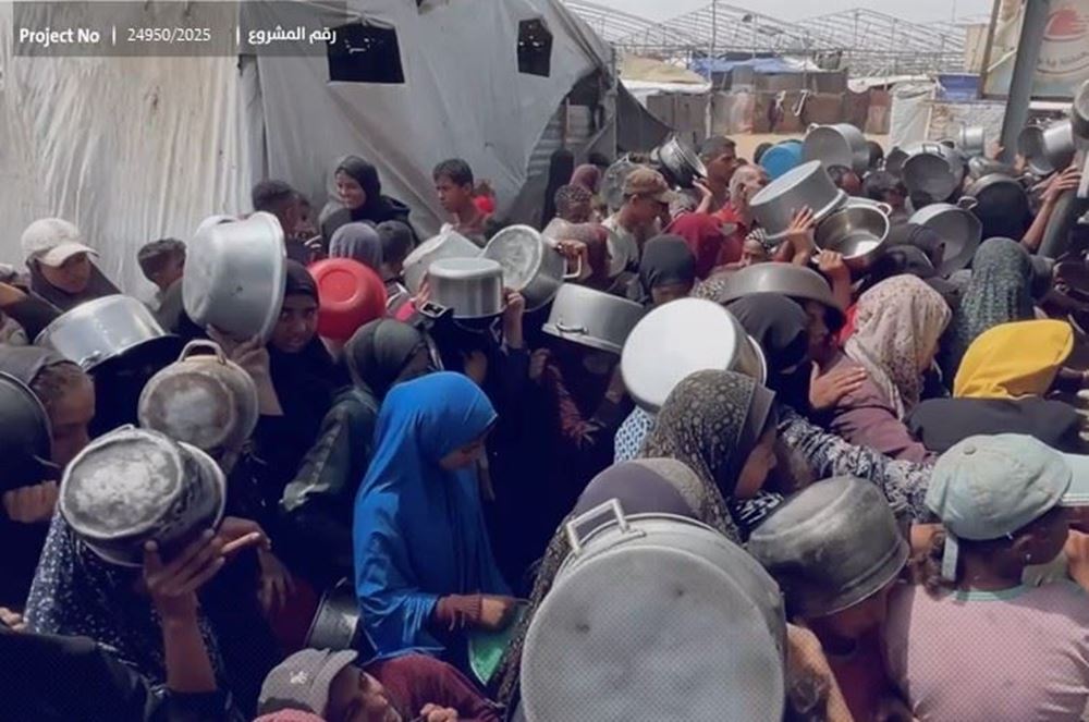 صورة طرود صحية وغذائية لأيتام غزة