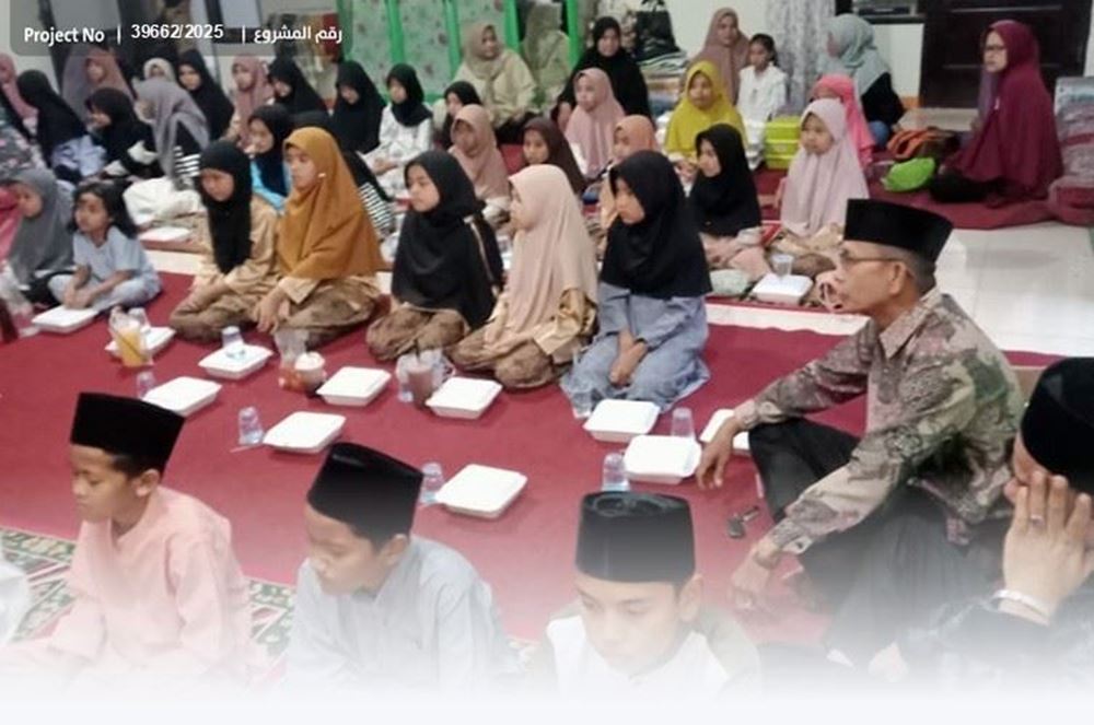 صورة إفطار صائم لطلاب مركز تحفيظ - إندونيسيا