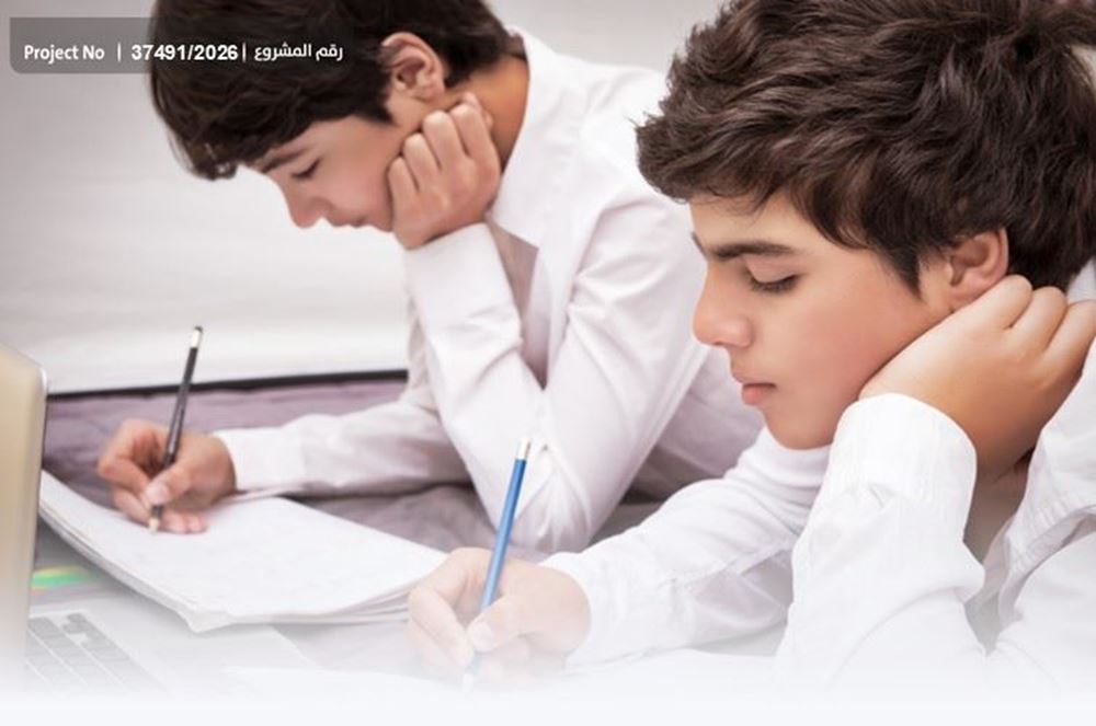 صورة أم عاملة ويتيمين  ينتظران أيادي الرحمة