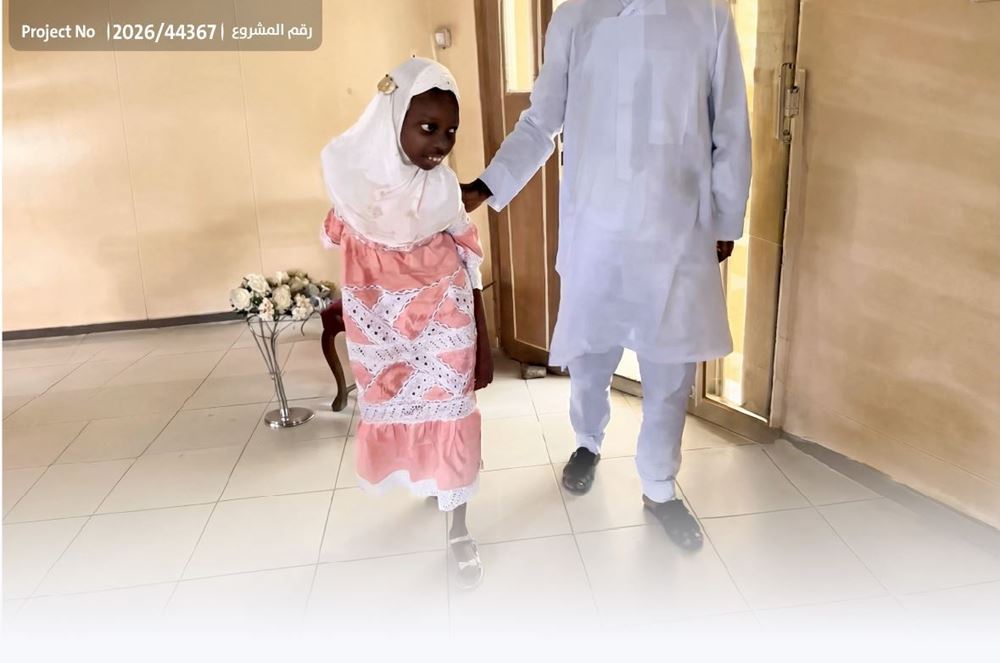 Picture of (A girl in need of spinal surgery)