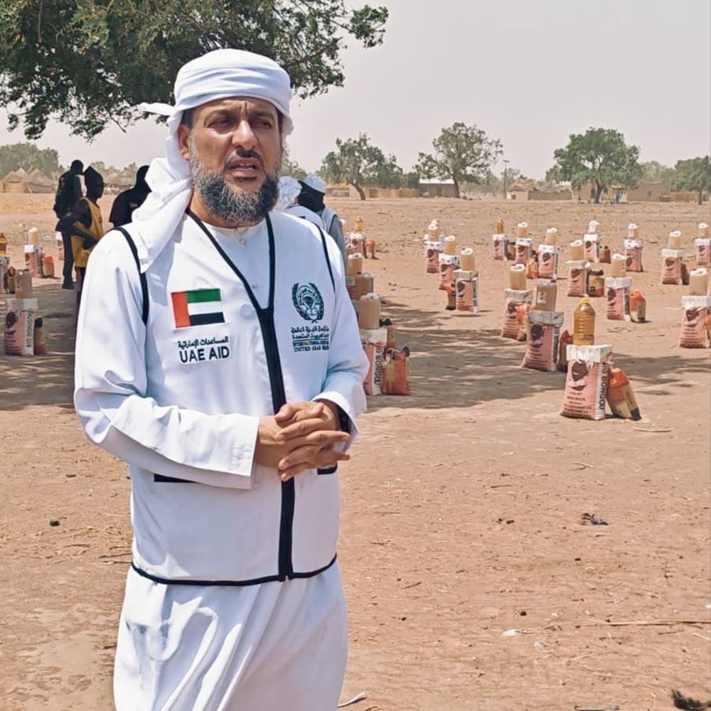صورة ( طرود غذائية لأسر محتاجة )