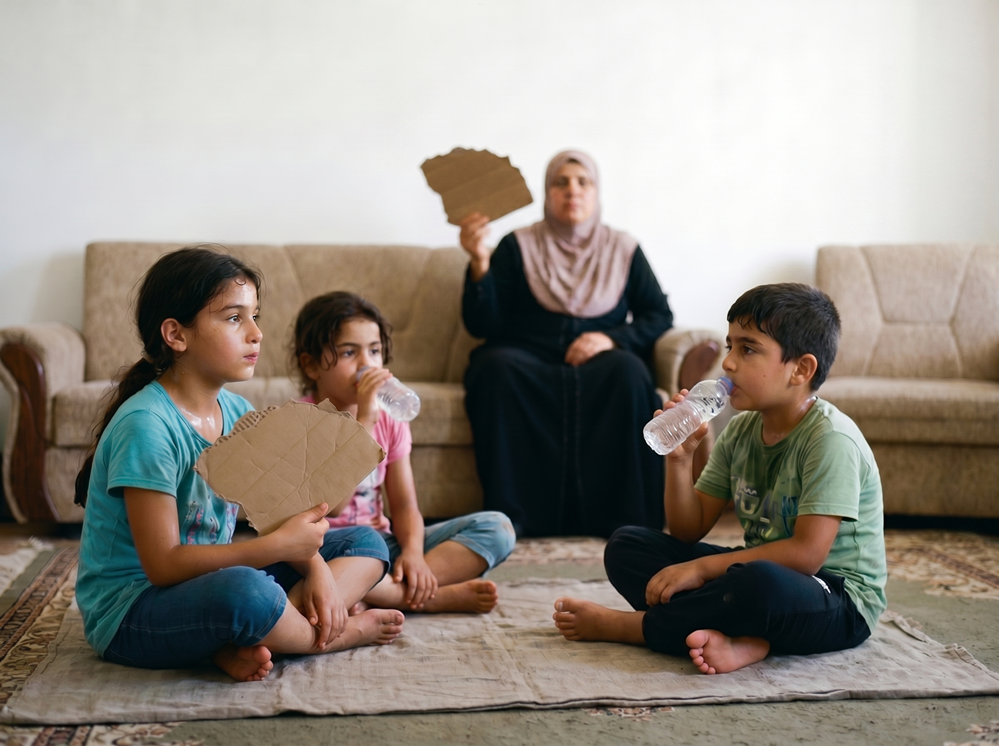 صورة أختكم أميره بحاجه الى مكيف وثلاجة