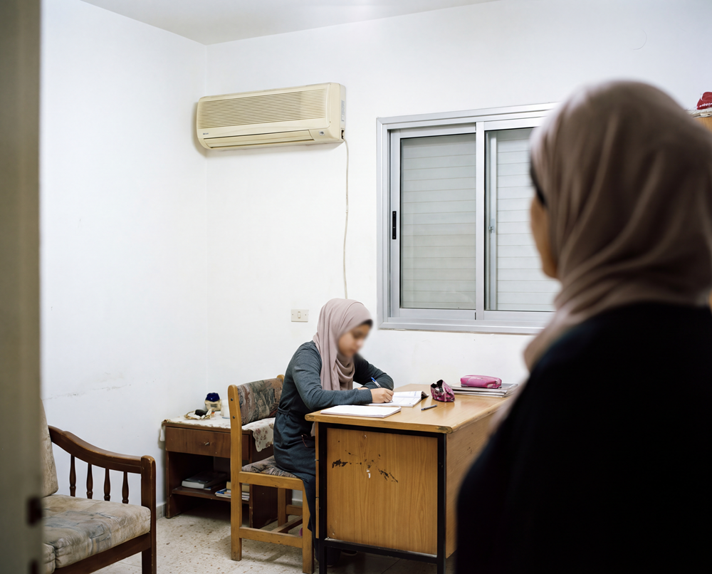صورة يتيمة تناشدكم لتأمين رسوم دراسية