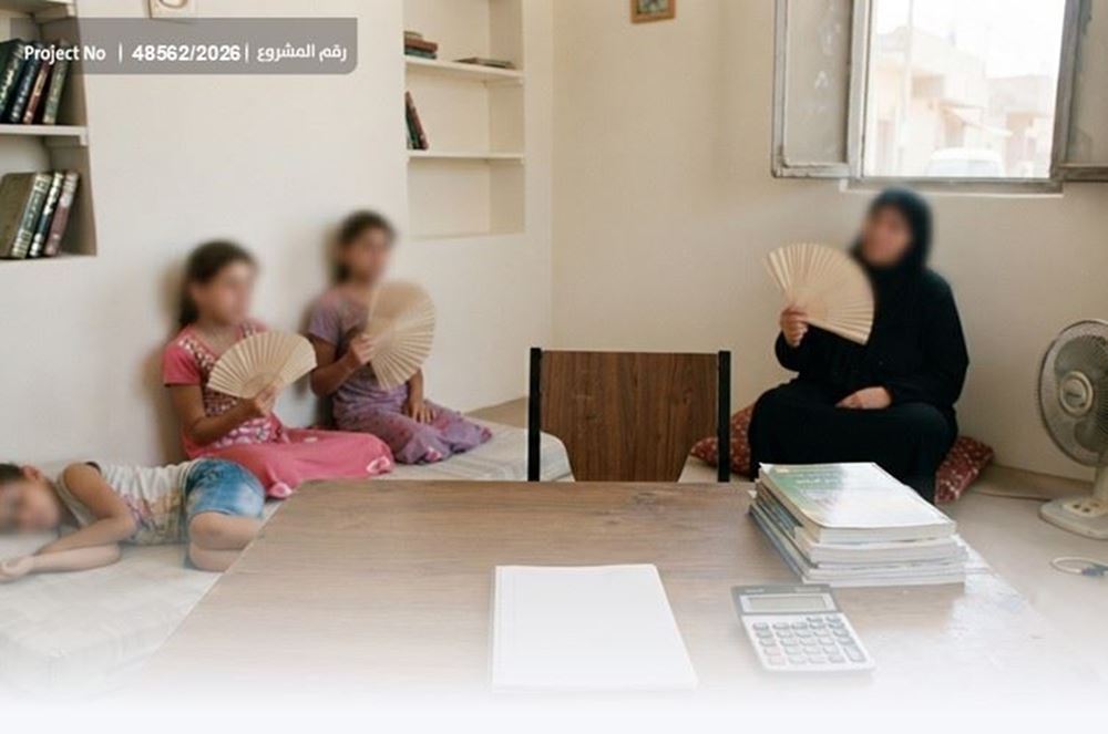 صورة أسرة أيتام تواجه حر الصيف