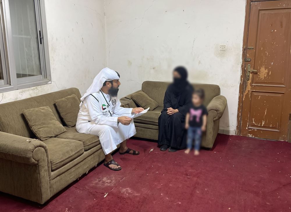 Picture of A mother is appealing to you to help her children complete their education. 1006188