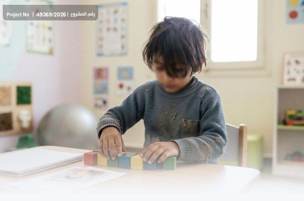 صورة يتيم يعاني من التوحد وبحاجة لجلسات علاج