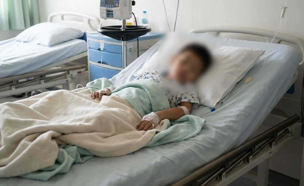 صورة يتيم مصاب بالشلل وبحاجة إلى أدوية