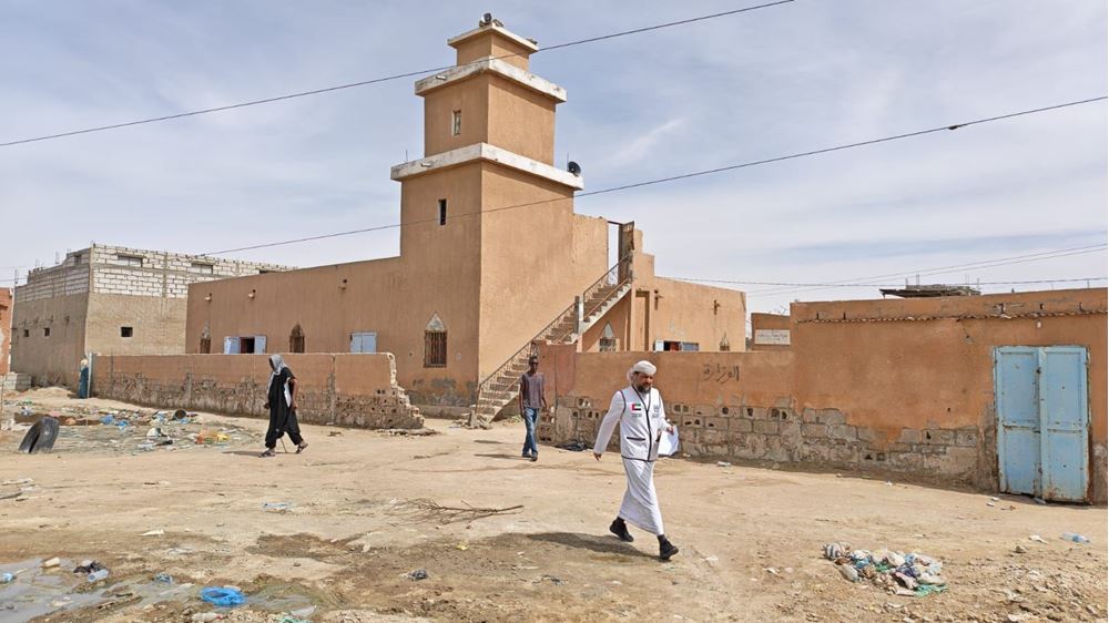 صورة ( صيانة لمسجد قديم في موريتانيا )