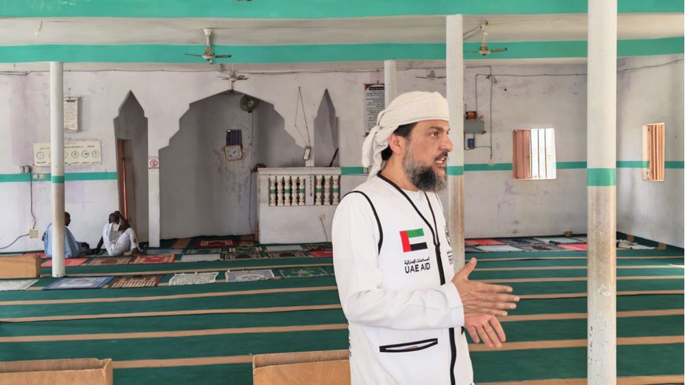 صورة ( صيانة وترميم مسجد في موريتانيا )